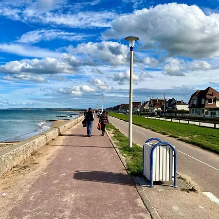 A 100 Metres De La
