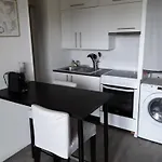 A 100 Metres De La Уистреам
