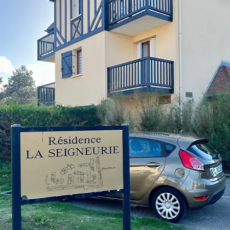 A 100 Metres De La *